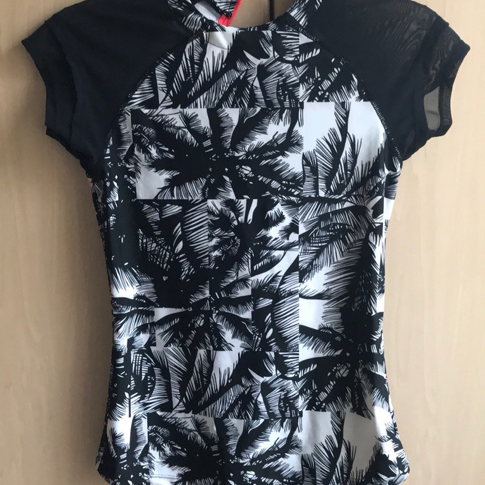 Fabletics Rash Guard Sz Small EUC - Picture 7 of 9